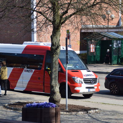 Der Ortsbus Schrevenborn, hier an der Haltestelle Heikendorfer Rathaus, fhrt seit Dezember 2018 im 40-Minuten-Takt die amtsangehrigen Gemeinden Heikendorf, Schnkirchen und Mnkeberg an. 