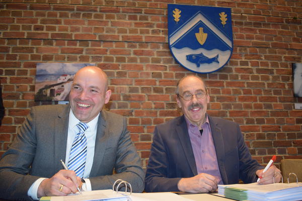 Bürgermeister Alexander Orth (rechts) und Robin Heidel von Goldbeck Public Partner bei der Vertragsunterzeichung im Heikendorfer Ratssaal.