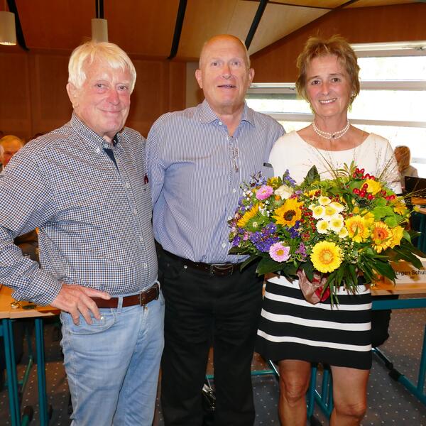 Die neue Kreisprsidentin Hilla Mersmann nach ihrer Wahl hier mit ihrem Mann Wolfgang (Mitte) und dem Seniorenbeiratsvorsitzenden Rolf Pelzer. 