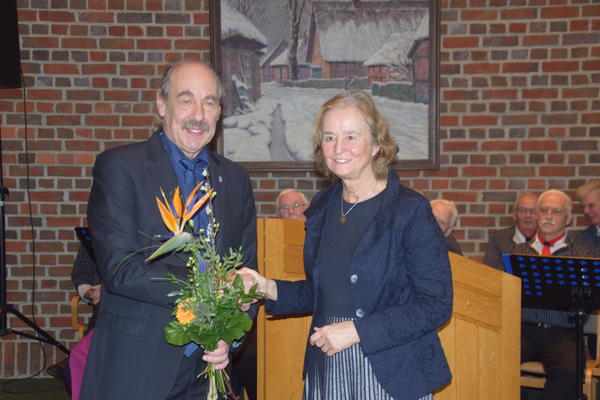 Bürgermeister Orth ehrt hier Prof. Dr. Karin Lochte.