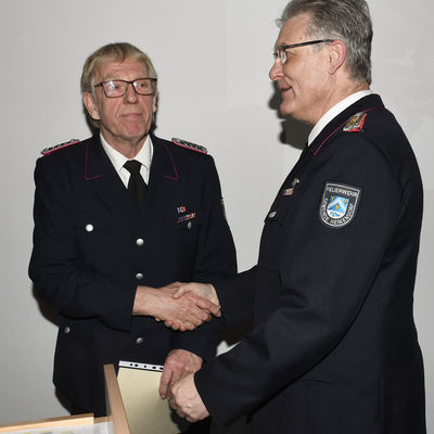50 Jahre Feuerwehr-Mitgliedschaft: Harald Benk (links) hier mit Gemeindewehrfhrer Jens Willrodt.