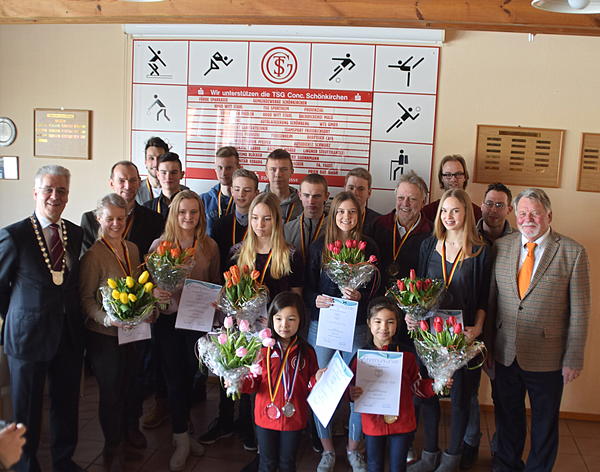 Schnkirchens erfolgreiche Sportler des Jahres 2017 erhielten im TSG-Sportheim Medaillen und Urkunden fr ihre herausragenden Leistungen.