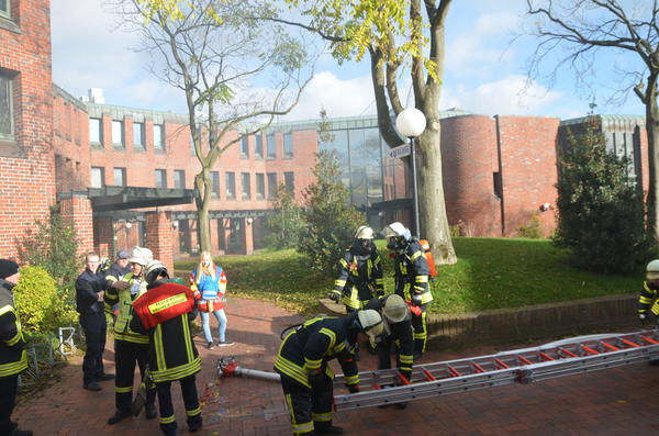 Bild vergr&ouml;&szlig;ern: &Uuml;bung Feuerwehren Heikendorf
