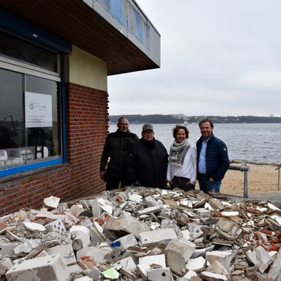 Bild vergr&ouml;&szlig;ern: Mönkeberger Kioskbaustelle: Von rechts: Peter und Irmgard Zantopp, Bürgermeister Jens Heinze und Handwerker Michael Gronau.