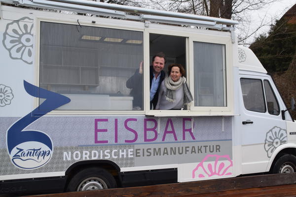 Bild vergr&ouml;&szlig;ern: Peter und Irmgard Zantopp in ihrem Eiswagen. Der hat schon seinen Standplatz am M&ouml;nkeberger Promenade gefunden.