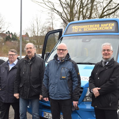 Bild vergr&ouml;&szlig;ern: Freude bei den Schrevenbornern über die neue Buslinie 119: Amtsvorsteher Eckhard Jensen (von links), die Bürgermeister Jens Heinze und Alexander Orth, Amtsdirektor Ulrich Hehenkamp und Bürgermeister Gerd Radisch.