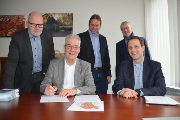 Bild vergr&ouml;&szlig;ern: Feierliche Vertragsunterzeichnung: B&uuml;rgermeister Gerd Radisch und WFA-Gesch&auml;ftsf&uuml;hrer Knut Voigt unterzeichnen hier die Beratungsvereinbarung, dahinter (von links) Amtsdirektor Ulrich Hehenkamp sowie Christian Kliesow und Bernd Stiebel von der WFA.