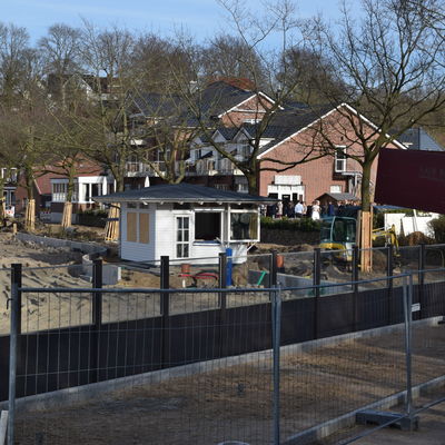Bild vergr&ouml;&szlig;ern: Das neue »Sommerhaus« der Zantopps, von der Firma Eckart Behrend vorgefertigt und in Einzelsegmenten per Kran geliefert, steht seit Anfang April.