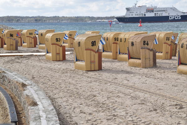 Bild vergr&ouml;&szlig;ern: Die Heikendorfer Strandk&ouml;rbe wurden vom Amtsbetriebshof Schrevenborn aus dem Winterlager geholt und am Strand von M&ouml;ltenort aufgestellt.