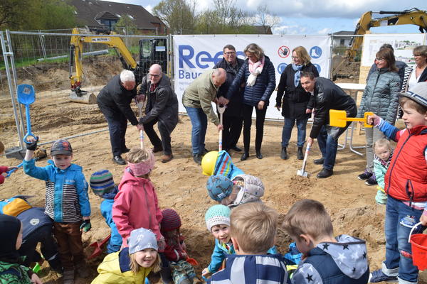Bild vergr&ouml;&szlig;ern: Symbolischer Spatenstich f&uuml;r den Kita-Neubau in M&ouml;nkeberg