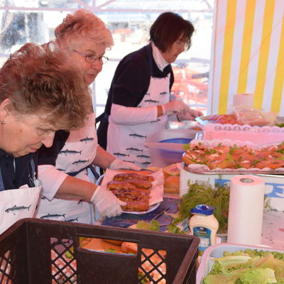 Bild vergr&ouml;&szlig;ern: Lecker Lachsbrötchen wurden von diesen Damen im Zelt des Fördervereins Fischereimuseum Möltenort zubereitet.