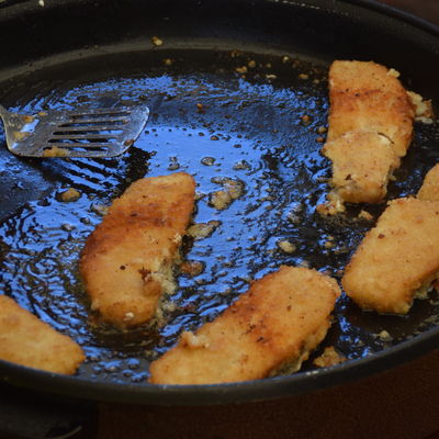 Bild vergr&ouml;&szlig;ern: Lecker Backfsich frisch aus der Pfanne gab` s an Bord des Feuerschiffs.