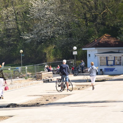 Bild vergr&ouml;&szlig;ern: Neuer Laufbelag: Teilbereiche der neu gepflasterten Promenade am Strand von Möltenort sind bereits freigegeben.  Die Arbeiten dauern voraussichtlich bis Juni an.