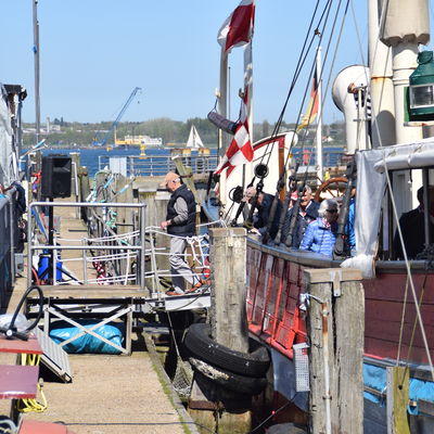 Bild vergr&ouml;&szlig;ern: Beliebter Treffpunkt: Das Feuerschiff Laesoe Rende an der Südmole.