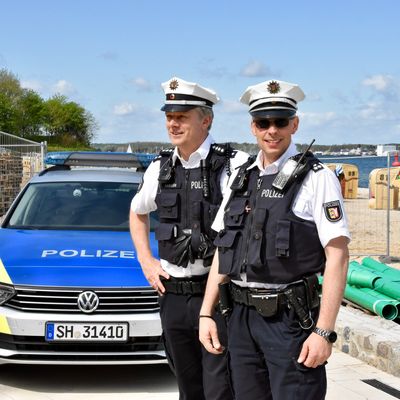 Bild vergr&ouml;&szlig;ern: Michael Martins (rechts), Leiter des Polizeireviers Plön, und Heikendorfs Stationsleiter Jens Hamann.