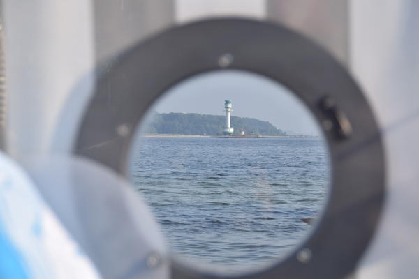 Bild vergr&ouml;&szlig;ern: Den Friedrichsorter Leuchtturm hat man über die Bullaugen stets im Blick