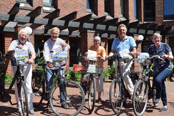 Bild vergr&ouml;&szlig;ern: Das Tourenplaner-Team: (v.l.) Brigitte und Jürgen Affeldt, Beate Geier, Werner Schmidt und Ulrike Meyer vom Freundeskreis der Heikendorfer Gemeindebücherei.