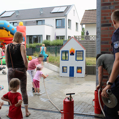 Bild vergr&ouml;&szlig;ern: Immer wieder ein toller Spaß für Kinder ist das "Löschen" mit der Kübelspritze.