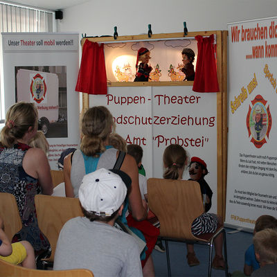 Bild vergr&ouml;&szlig;ern: Auch Feuerwehr-Theater mit der Puppenbühne der Feuerwehren des Amtes Probstei wurde den jüngsten Besuchern geboten.