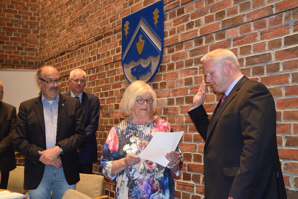 Heikendorfs neuer Bürgermeister Tade Peetz bei seiner Vereidigung durch Gemeindevertreterin Elke Wohlert. 