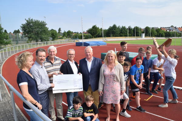 Bild vergr&ouml;&szlig;ern: Spendenübergabe am Schul- und Sportzentrum Schönkirchen.