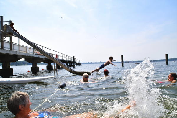 Bild vergr&ouml;&szlig;ern: Seebadeanstalt Heikendorf: Badespaß bei sommerlichen Temperaturen (Aufnahme aus dem Sommer 2018).