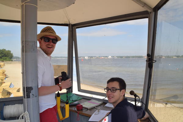 Bild vergr&ouml;&szlig;ern: Der DLRG-Wachturm am Heikendorfer Hauptstrand in Möltenort ist jetzt in der Badesaison von Rettungsschwimmern der Kieler Wasserwacht (hier Max Wunderlich, links, und Dennis Demirtas) wieder täglich von 10 bis 18 Uhr besetzt.