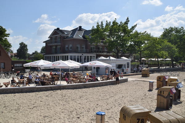Bild vergr&ouml;&szlig;ern: Der Heikendorfer Hauptstrand in Möltenort hier mit Blick auf das Strandhotel Seeblick.