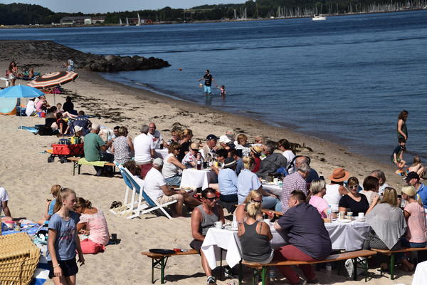 Bild vergr&ouml;&szlig;ern: Ostsee-Strandfrühstück am Heikendorfer Hauptstrand