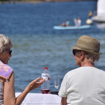 Bild vergr&ouml;&szlig;ern: Frühstück und Klönschnack am Wasser