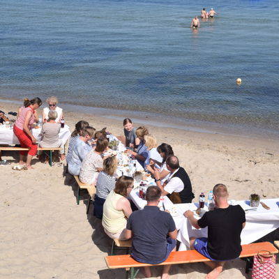 Die wei gedeckte Frhstckstafel am Heikendorfer Strand