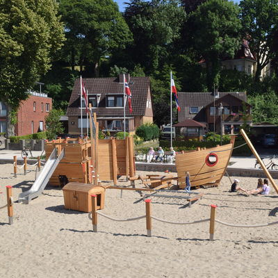 Bild vergr&ouml;&szlig;ern: Klettern und Balancieren: Das Spielschiff im Sandstrand