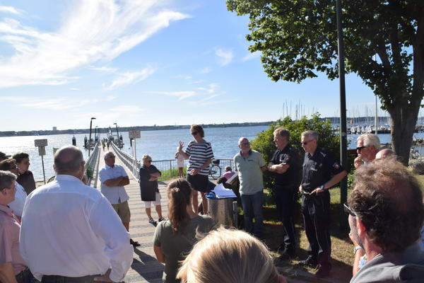 Bild vergr&ouml;&szlig;ern: Bürgermeisterin Hilla Mersmann moderierte das Bürgergespräch zum Thema Strandsicherheit in Mönkeberg unter Beteiligung von Amtsverwaltung und Polizei.