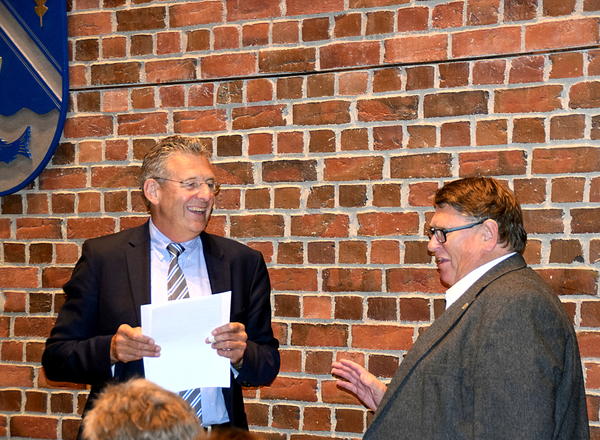 Schrevenborns neuer Amtsvorsteher Hans-Herbert Pohl (links) hier bei der Verabschiedung von Jens Heinze aus dem Amtsausschuss. 