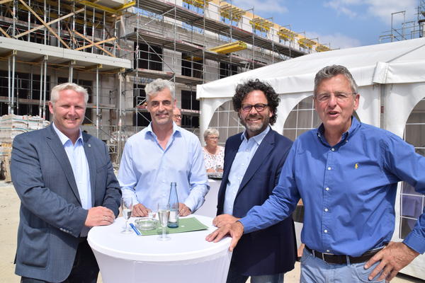 Bild vergr&ouml;&szlig;ern: Zufriedene Gesichter beim Richtfest: (v.l.) Bürgermeister Tade Peetz, Architekt Carlos Göttsch, Investor Jörn Stübinger, Bauausschuss-Vorsitzender Hans-Herbert Pohl.