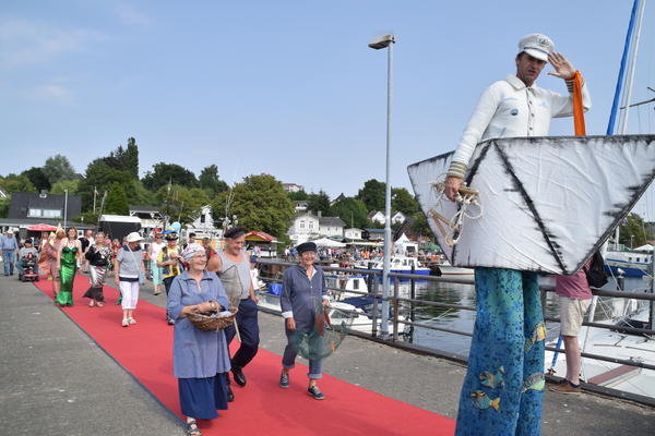 Bild vergr&ouml;&szlig;ern: Maritime Parade mit Stelzenmann