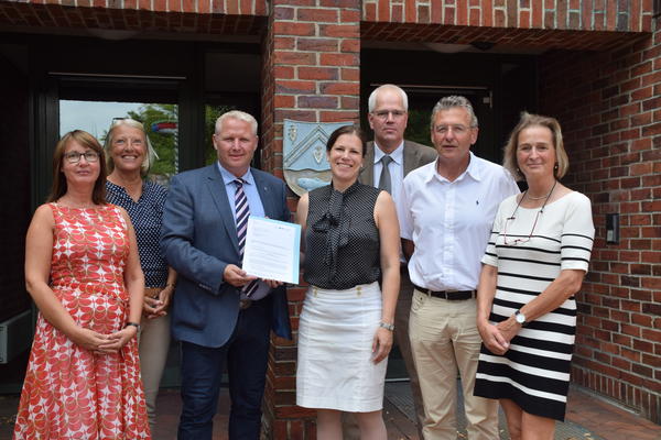 Bild vergr&ouml;&szlig;ern: Staatssekretärin Kristina Herbst hier zusammen mit Bürgermeister Tade Peetz sowie (v.l.) Petra Bertig (Leiterin Sozialamt), Schulleiterin Brigitte Peschties, Thomas Kussin (Büroleiter), Hans-Herbert Pohl (Amtsvorsteher) und Hilla Mersmann (stellvertretende Amtsdirektorin).