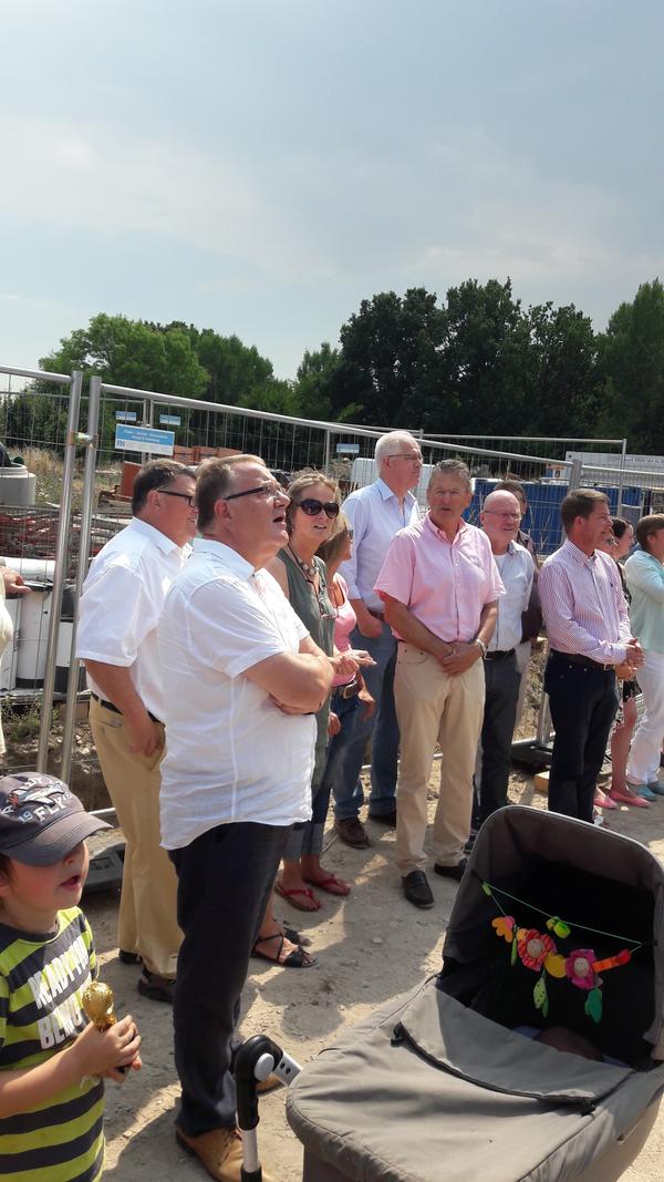 Bild vergr&ouml;&szlig;ern: Kita-Neubau Mönkeberg: Vertreter von Gemeinde, Amt und Kreis Plön ware neben Eltern, Kindern und den beteiligten Planern und Handwerksbetrieben beim Richtfest dabei.