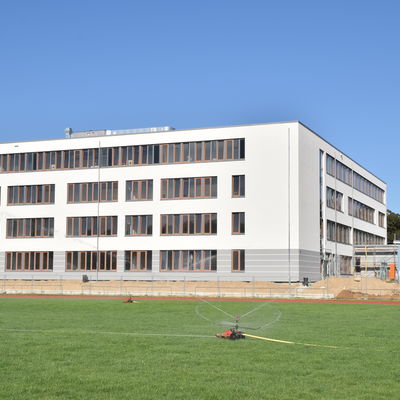 Bild vergr&ouml;&szlig;ern: Schulneubau August 2018