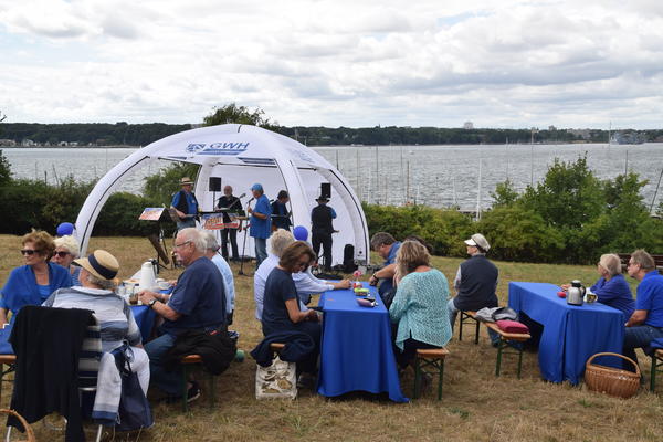 Bild vergr&ouml;&szlig;ern: Jazz-Picknick mit Fördeblick: Die 2. Blaupause auf der Mönkeberger Germaniakoppel ging diesmal bei trockenem Sommerwetter über die Bühne.
