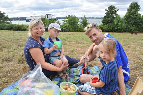 Bild vergr&ouml;&szlig;ern: Auch Familie Mihlan aus Mönkeberg hatte es sich auf einer Picknickdecke gemütlich gemacht.