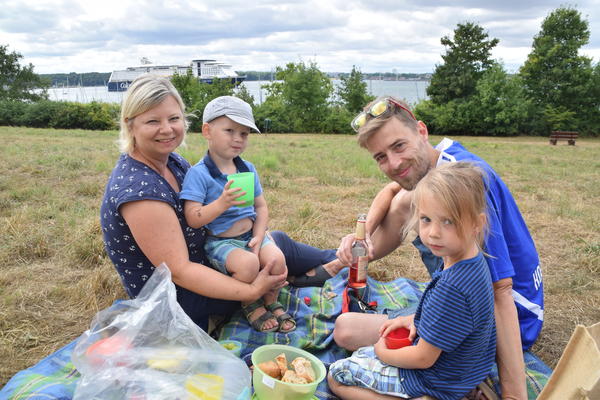 Auch Familie Mihlan aus Mönkeberg hatte es sich auf einer Picknickdecke gemütlich gemacht. 