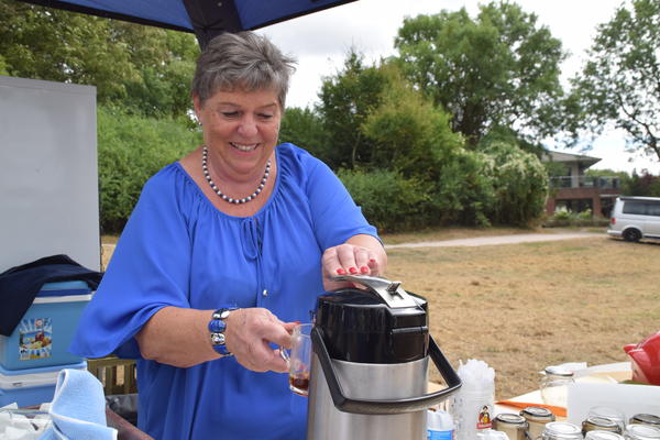 Bild vergr&ouml;&szlig;ern: Der Getränkeverkauf erfolgte nach kurzfristiger Absage des Caterers in Eigenregie (hier Renate Grieger beim Kaffeeausschank).