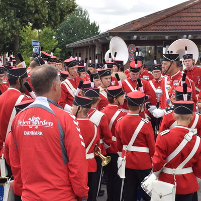 Bild vergr&ouml;&szlig;ern: Der dänische Musikzug Vejen Garden bei der Schlussbesprechung vor dem Umzug durch die Dorfstraße.