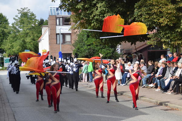 Die Euro-Musikparade  in der Dorfstraße mit 23 teilnehmenden Musikvereinen (hier das Blue Diamonds Drum & Bugle Corps aus Nienhagen) war einer der Höhepunkte der Euro-Musiktage. 