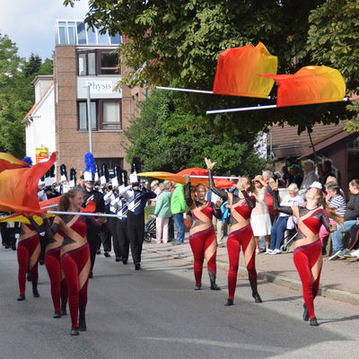 Bild vergr&ouml;&szlig;ern: Die Euro-Musikparade  in der Dorfstraße mit 23 teilnehmenden Musikvereinen (hier das Blue Diamonds Drum & Bugle Corps aus Nienhagen) war einer der Höhepunkte der Euro-Musiktage.