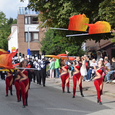 Die Euro-Musikparade  in der Dorfstrae mit 23 teilnehmenden Musikvereinen (hier das Blue Diamonds Drum & Bugle Corps aus Nienhagen) war einer der Hhepunkte der Euro-Musiktage. 