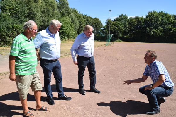Bild vergr&ouml;&szlig;ern: Klemens Mordhorst (rechts) von der HSV 16-Fußballabteilung hier zusammen mit v.l. Klaus Sydow, Tade Peetz und Werner Kalinka