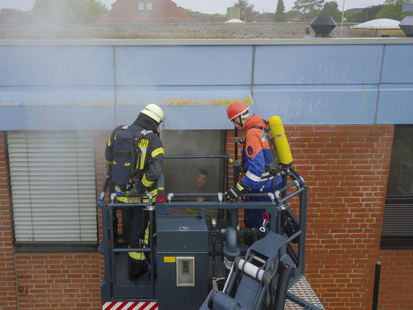 Bild vergr&ouml;&szlig;ern: Feuerwehrübung am Schönkirchener Schulzentrum