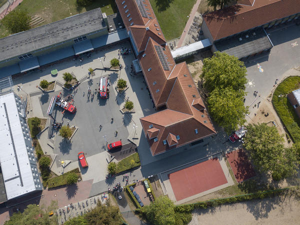 Die Feuerwehrübung mit Blick von oben auf das Schönkirchener Schulgelände